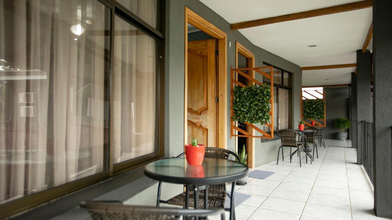 Coati Arenal Lodge La Fortuna ภายนอก รูปภาพ